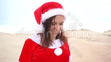 一个在沙漠里打扮成圣诞老人的女孩。 <strong>新年</strong>假期旅游的概念.. <strong>新年快</strong>乐，圣诞<strong>快</strong>乐！